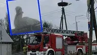 Mieszkańcy dostrzegli, że bocian ma dziobie torebkę foliową, z którą nie mógł sobie poradzić. Wezwani strażacy sprawnie uwolnili ptaka od duszącego śmiecia