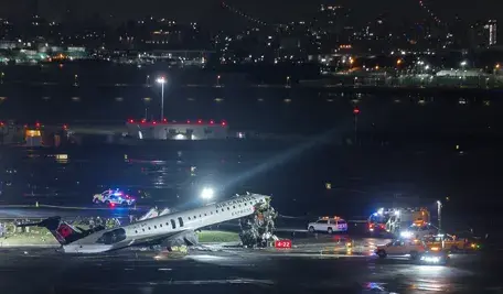 Kanadyjski samolot zderzył się z wozem strażackim na lotnisku LaGuardia