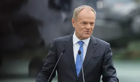 Premier Donald Tusk na uroczystości zawarcia umów offsetowych między Wojskowymi Zakładami Lotniczymi nr 1 S.A. a Lockheed Martin, 23 bm. w Łodzi. Umowy formalnie otworzą proces wdrażania technologii i rozpoczęcia budowy pełnego zaplecza specjalistycznego śmigłowców Apache w zakładach WZL nr 1. (amb) PAP/Marian Zubrzycki