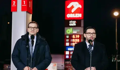 W dużo gorszych okolicznościach makroekonomicznych, przy wyższej cenie dolara i cenie za baryłkę premier Mateusz Morawiecki i prezes Orlenu Daniel Obajtek potrafili utrzymać niższe ceny benzyny niż mamy obecnie