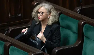 Spór o zwolnienie po porodzie. Urzędniczka kontra pełnomocniczka rządu ds. równości 