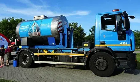 Niebieska cysterna z wodą