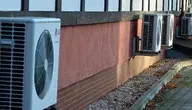 Pompy ciepła zamontowane na zewnątrz budynku