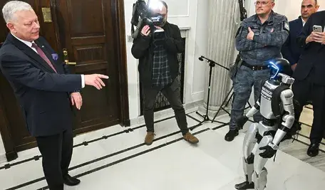 ierwszy taki moment w Sejmie. Robot wygłosił „orędzie” i zaczął rozmowy z politykami