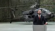 Minister Obrony Narodowej Władysław Kosiniak-Kamysz na tle wojskowego helikoptera