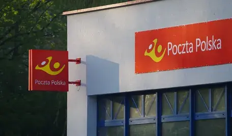 Rada nadzorcza Poczty Polskiej odwołała Sebastiana Mikosza, krytykowanego za drastyczną restrukturyzację zatrudnienia i spadek jakości usług, mimo poprawy wyników finansowych spółki.