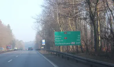 Tablica informująca o odległości do Kołbaskowa
