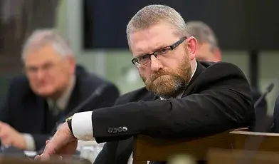Grzegorz Braun i Konfederacja Korony Polskiej mieli planować szczyt z udziałem indyjskiej agencji pracy powiązanej z rosyjskim Sputnikiem, co ujawnił „Przekanał”.