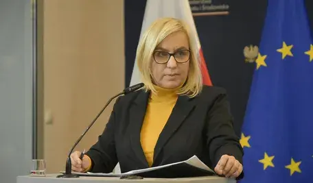 Przepełniony butelkomat w sklepie, z którego klienci próbują zwrócić plastikowe butelki objęte systemem kaucyjnym