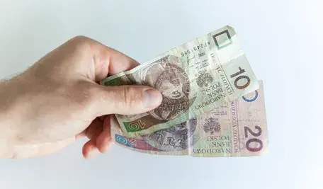 Gotówka jest coraz rzadszym gościem w naszych portfelach, bo wybieramy płatności kartą. Niesie to ze sobą szereg zagrożeń 