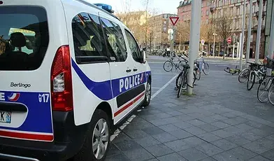 Radiowóz francuskiej policji zaparkowany na ulicy