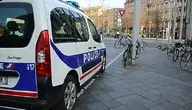Radiowóz francuskiej policji zaparkowany na ulicy