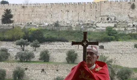 Kardynał Pierbattista Pizzaballa, łaciński patriarcha Jerozolimy, odprawia nabożeństwo z okazji Niedzieli Palmowej w Jerozolimie, po odwołaniu tradycyjnej procesji Niedzieli Palmowej z Góry Oliwnej, w związku z ograniczeniami dotyczącymi gromadzenia się w dużych grupach