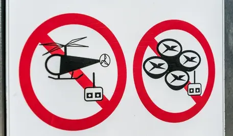 Trzy drony spadły w Finlandii w niedzielę rano, prawdopodobnie ukraińskie, wywołując interwencję fińskich sił powietrznych i zwiększony nadzór nad granicami.