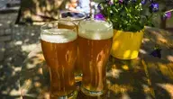 Szklanki wypełnione piwem ustawione na stoliku