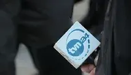 Pracownik TVN trzymający mikrofon z logo stacji