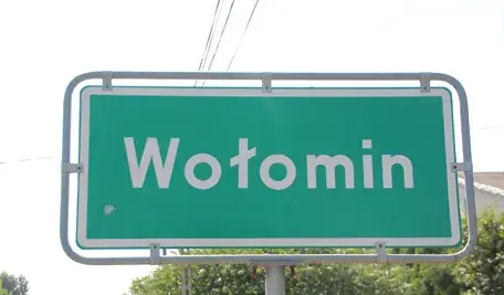 Wołomińska policja pod nadzorem prokuratury stara się ustalić przebieg zdarzeń w mieszkaniu, w którym znaleziono zwłoki zamordowanego małżeństwa i ich ciężko rannego wnuka