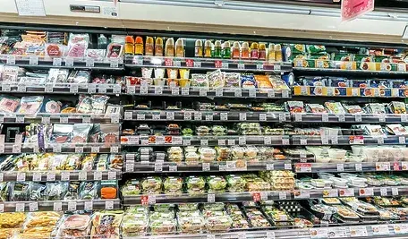 Wypełnione półki sklepowe