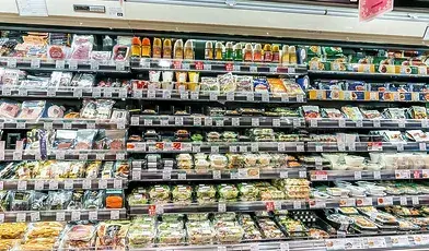 Wypełnione półki sklepowe