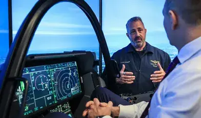 Pilot Tony Wilson prezentuje samolot F-35 prezydentowi RP Karolowi Nawrockiemu w zakładach Lockheed Martin Aeronautics Company w Fort Worth w Teksasie, 28 bm. Prezydent Karol Nawrocki przebywa z wizytą roboczą w Stanach Zjednoczonych Ameryki.