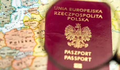 MSWiA przygotowuje nowe paszporty z dodatkowymi zabezpieczeniami, opcją doręczenia kurierem oraz zapowiada zmiany w adresach urzędowych i zaostrzenie systemu punktów karnych dla kierowców.