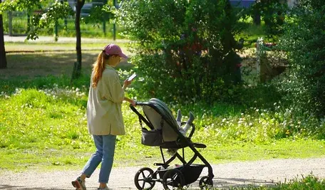 Kobiety nie chciały rodzić dzieci, teraz odczuwają konsekwencje swoich wyborów. Młoda dziewczyna prowadzi wózek