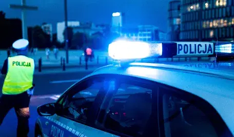 Policja w Płocku zabezpiecza kilkaset słoików z podejrzanymi substancjami w piwnicy domu jednorodzinnego, a mieszkańcy zostali ewakuowani.