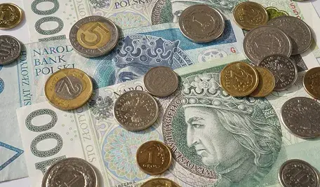 Banknoty i monety o różnych nominałach