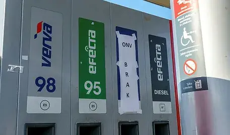 Dystrybutor na stacji beznynowej.