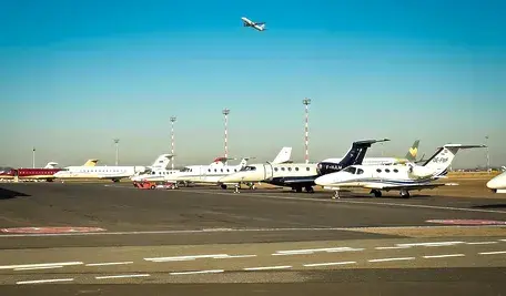 Samoloty na płycie lotniska.