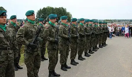 Żołnierze Wojska Polskiego ustawieni w szeregu.