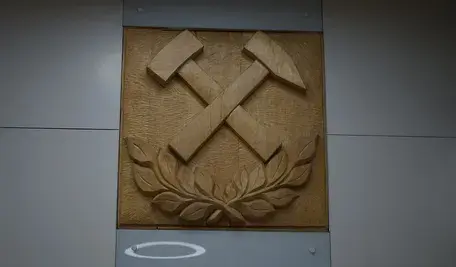 Zarządca PG Silesia ostrzega o możliwym zatrzymaniu kopalni i masowych zwolnieniach z powodu opóźnień w przeniesieniu koncesji, co wywołało oburzenie związków zawodowych.