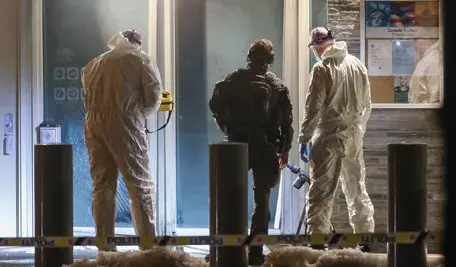 Uszkodzone przez eksplozję wejście do amerykańskiej ambasady w Oslo