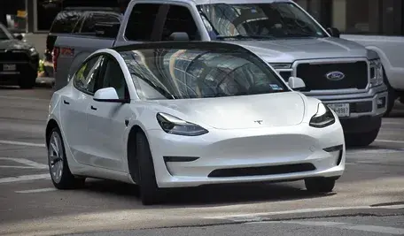 Kobieta ostrzelała rezydencję Rihanny siedząc w białej Tesli 