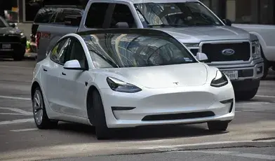 Kobieta ostrzelała rezydencję Rihanny siedząc w białej Tesli 