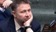 Marcin Kierwiński rozmarzony w Sejmie. Czyżby śnił o kolejnym zwycięstwie jego formacji? A może o tym że to on zastąpi Tuska