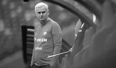 Na zdjęciu archiwalnym z 12.11.2025 r: drugi trener reprezentacji Polski Jacek Magiera podczas treningu kadry w Warszawie. Polski Związek Piłki Nożnej poinformował 10.04.2026 r. o śmierci 49-letniego Jacka Magiery. (mk/gj) PAP/Leszek Szymański