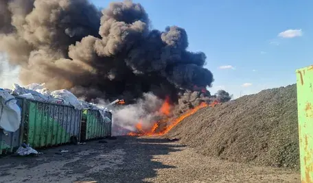 Płonące opony na terenie zakładu na Pomorzu.