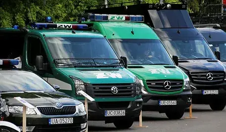 Zaparkowane pojazdy żandarmerii wojskowej