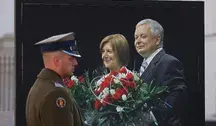 epa12879804 A portrait of former Polish President Lech Kaczynski and his wife Maria Kaczynska is displayed in front of the Presidential Palace during a ceremony commemorating the 16th anniversary of the presidential plane crash near Smolensk in Warsaw, Poland, 10 April 2026. Polish President Lech Kaczynski, his wife Maria Kaczynska, and 94 others died on 10 April 2010 when the presidential plane crashed in Smolensk, Russia. EPA/Paweł Supernak Dostawca: PAP/EPA.