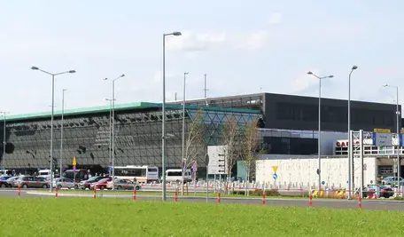 Krakowskie lotnisko chce przetestować nową ścieżkę odpraw pasażerów. Chętni do odegrania roli podróżnych znaleźli się w kilka godzin