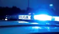 Radiowóz policyjny z włączoną sygnalizacją świetlną