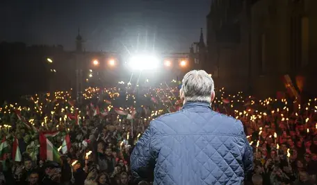 Premier Węgier Viktor Orban przemawia podczas finałowego wydarzenia kampanii Fidesz–KDNP w Zamku Budzińskim w Budapeszcie, 11 kwietnia 2026 roku.