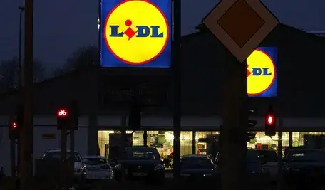Sklep Lidl nocą