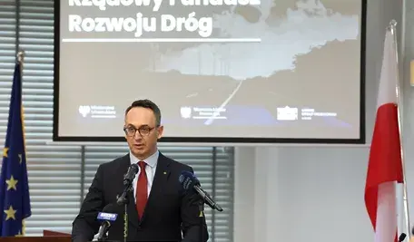 Radomsko, 10.04.2026. Minister infrastruktury Dariusz Klimczak podczas uroczystości podpisania umów na realizację zadań w ramach Rządowego Funduszu Rozwoju Dróg, 10 bm. w siedzibie Starostwa Powiatowego w Radomsku. (jm) PAP/Marian Zubrzycki