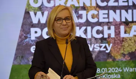 Minister klimatu Paulina Hennig-Kloska wie skąd się biorą problemy z awaryjnymi butelkomatami - to wina PiS!