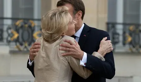 Ursula von der Leyen  w uściskach z Macronem