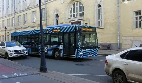 Autobus komunikacji miejskiej podczas jazdy