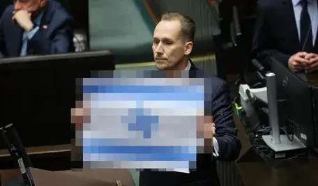 Warszawa, 14.04.2026. Poseł Konfederacji Konrad Berkowicz na sali obrad Sejmu, 14 bm. Posłowie zajmą się wetem prezydenta Karola Nawrockiego do ustawy o rynku kryptoaktywów. Posłowie będą też pracować nad projektem, który ma usprawnić stosowanie Europejskiego Nakazu Aresztowania oraz nad projektem ws. najmu krótkoterminowego. (sko) PAP/Rafał Guz