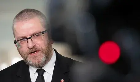 Grzegorz Braun podczas rozmowy z mediami